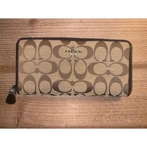 Classic Coach wallet *matching bag available!*